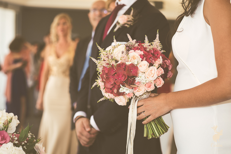 How to choose your wedding flowers. Photo by Caribú Fotografía